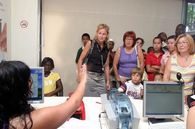 Mínguez ha visitat les oficines de Sarbus acompanyada de la regidora Sara Mestres.