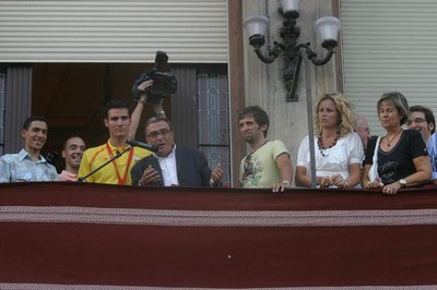 Autoritats i esportistes, al balcó de l'Ajuntament de Lleida..