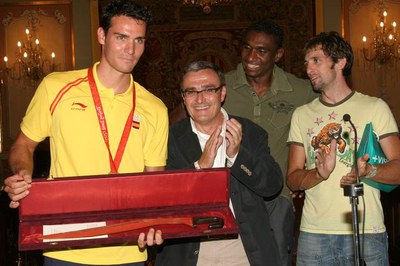 Craviotto ha rebut una reproducció de la Falcata com a obsequi institucional..