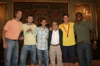 L'alcalde, Àngel Ros, i el tinent d'alcalde, Txema Alonso, amb els olímpics..