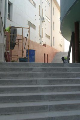La plaça i el carrer connecten Cavallers amb els carrers  Joglar de Segalà i Roser..