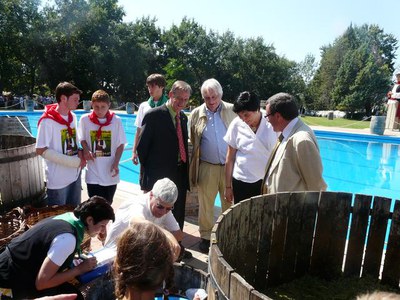 La festa ha acollit el tradicional concurs de la trepitjada de raïm.