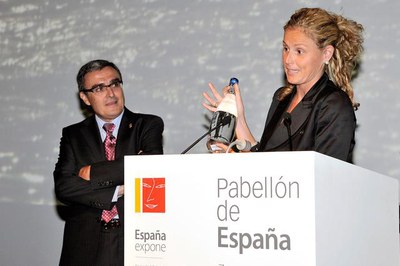 Montse Mínguez presenta els obsequis institucionals..