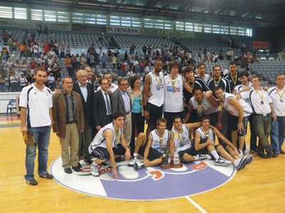 Els jugadors del Plus Pujol, amb el trofeu de guanyadors de la Lliga Catalana LEB.