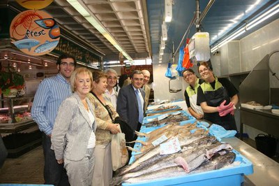 Després de la presentació, les autoritats han saludat les paradistes del Mercat de Balàfia..