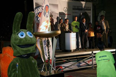 El pebeter amb la flama Special olímpica ha cremat a la plaça de Sant Francesc.