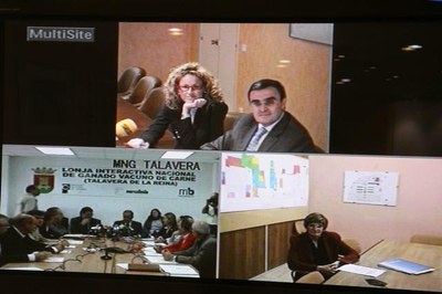 La pantalla de la videoconferència, amb els tres escenaris de la reunió..