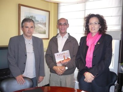 La regidora Rosa Ball, al costat de Ragmani Sidi Mustafa, director de l’Hospital dels campaments de Tindouf..