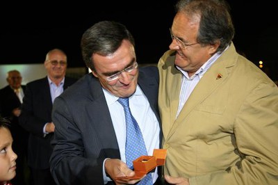 El club ha distingit l'alcalde amb l'insígnia d'or.