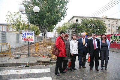 El paer en cap, Àngel Ros, ha visitat les obres del carrer acompanyat de la 1a tinenta d'alcalde M.Camps, la regidora S.Mestres, el president de l'AV….