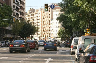 Circulació més segura per a vehicles i vianants a l'avinguda de Rovira Roure, cantonada amb Aribau..