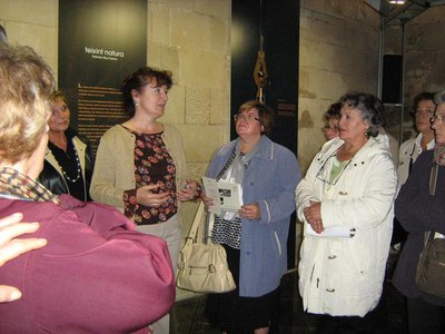 Les participants en la ruta també han visitat l’exposició “Teixint natura”, de Palmira Rius, que s’exposa a la Sala Montsuar de l’IEI..