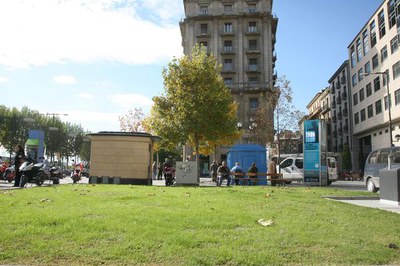 A banda de la reconversió en plaça d'aquesta zona es reordenarà l'entorn millorant-ne l'accessibilitat i incorporant nou mobiliari urbà..