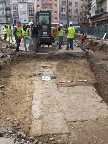 Imatges dels murs amb carreus i contraforts del que amb tota probabilitat eren els fonaments de l'església del Monestir de Sant Francesc.