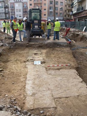 Imatges dels murs amb carreus i contraforts del que amb tota probabilitat eren els fonaments de l'església del Monestir de Sant Francesc..