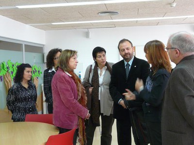 La directora de la residència ha explicat el seu funcionament i ha ensenyat les instal·lacions a les autoritats.