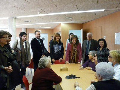 Prèviament la consellera, acompanyada de l'alcaldessa en funcions, Marta Camps, i la regidora de Serveis Personals, Rosa Ball, han visitat la residèn….