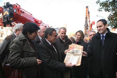 Autoritats, tècnics i veïns observen el material trobat a l'interior de la primera pedra del monòlit, que data de l'1 de juny de 1969..