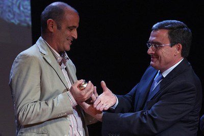 Espinós rep la distinció com a guanyador del 25è premi Vallverdú.