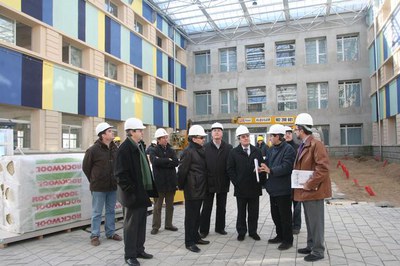 Ros ha recorregut els tres edificis, en ple ritme d'obres. Les H's estaran connectades per uns patis interiors-hivernacles on s'hi plantaran arbres..