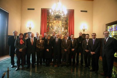 El ministre de l'Interior, acompanyat del paer en cap, autoritats i diferents membres de la corporació, davant del Retaule de la Verge dels Paers..