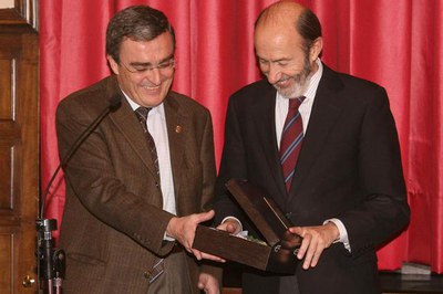 El paer en cap li ha lliurat una reproducció dels Gegants de la Ciutat al ministre, en record de la seva visita a la seu de l'Ajuntament de Lleida, l….