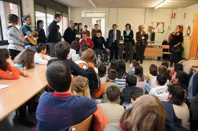 El paer en cap, acompanyat dels tinents d'alcalde Txema Alonso i Dolors Arderiu i la regidora Rosa Ball, ha saludat els infants que aquest matí han p….