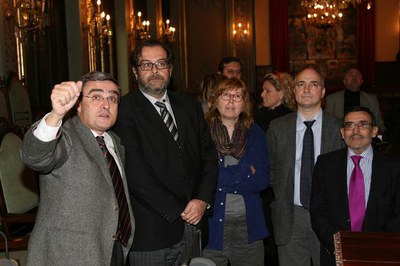El paer en cap mostra el retaule de la Verge dels Paers al president de la CCMA, Albert Sàez..
