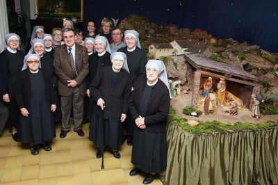 La visita, al costat del pessebre que es pot veure aquests dies a la Residència..