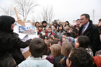 El paer en cap, acompanyat dels tècnics d'urbanisme, ha presentat el projecte la plaça als veïns del barri i als infants de l'escola CEIP Segrià que ….