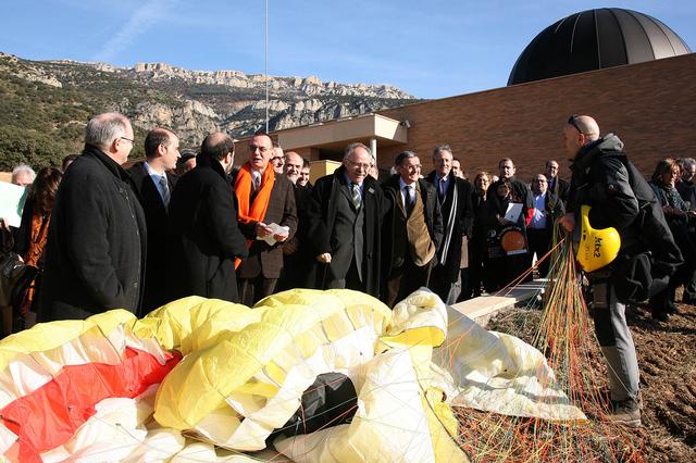 La serra del Montsec és una zona privilegiada per a l'observació astronòmica però també per a la pràctica del parapent. A la imatge, un dels esportistes que practicaven parapent aquest migdia i que ha coincidit amb la inauguració del centre.