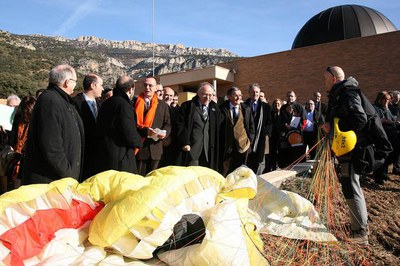 La serra del Montsec és una zona privilegiada per a l'observació astronòmica però també per a la pràctica del parapent. A la imatge, un dels esportis….
