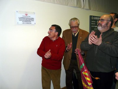 Una placa recorda el dia de la inauguració.