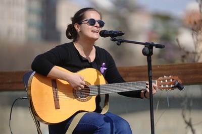 L'actuació musical de l'acte del 8M a Lleida ha anat a càrrec de Meritxell Gené.