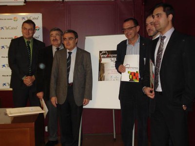 Els impulsors d'Expoempresa amb el cartell de la nova fira..