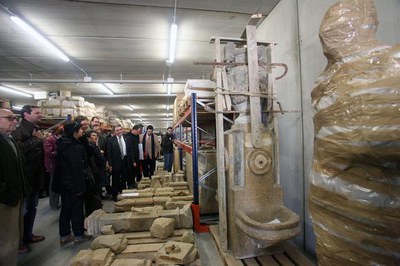 L'arxiu té una superfície d’uns 1.000 m2 i allotja més de mil elements de pedra,3.000 caixes contenint ceràmica i 238 caixes amb elements de ferro..