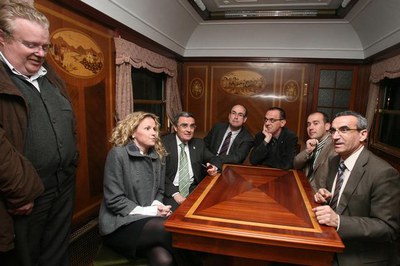 A l'estació de Vilanoveta es conserven peces com aquest tren, que va transportar el rei Joan Carles I des d'Estoril fins a Madrid. A la imatge, una d….