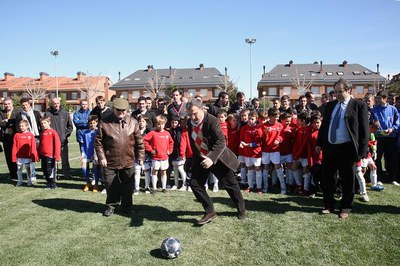 Àngel Ros ha estat l'encarregat de realitzar el xut inaugural del nou camp de gespa..