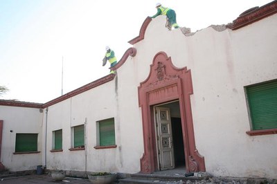 Els operaris desmunten la porta de la que fins ara ha estat la seu de la Policia Local de Lleida..