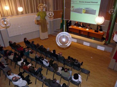 La sala d'actes de la casa consistorial ha acollit la presentació de la nova EB als veïns.