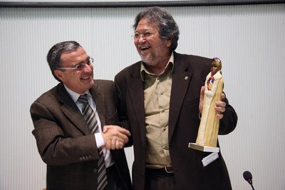 Rossel, director de El Periòdic d'Andorra, va rebre la figura d'un dels gegants de Lleida..