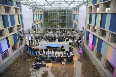 El pati interior de l'edifici de les H's s'ha convertit en un plató de televisió per avui estan passant destacats professionals del sector audiovisua….