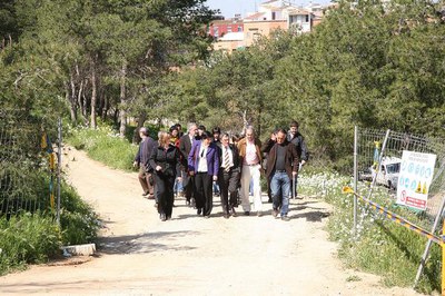 La visita, en un dels camins del nou parc, prop de la zona d'obres de l'ascensor..