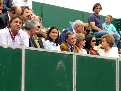 2) L'alcalde ha presenciat els partits amb l'extennista Conxita Martínez i els presidents de les federacions espanyol, catalana i sèrbia.