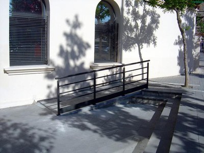 1) Dues rampes fan accessible el pas dels vianants amb mobilitat reduïda.