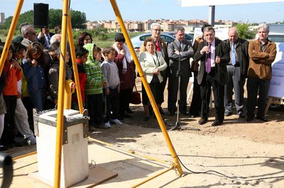 Una imatge de l'acte de col·locació de la primera pedra..