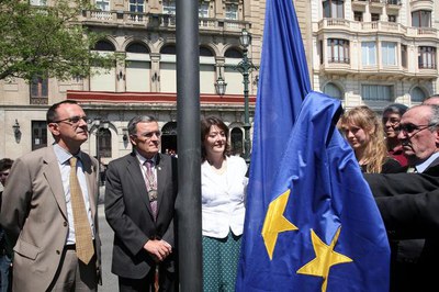 Enlairada de la bandera d'Europa davant de l'Ajuntament..
