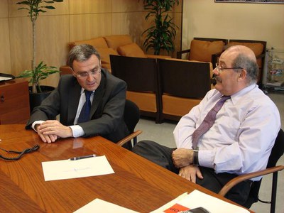 L'alcalde i Manel Nadal, en el decurs de la trobada, que ha tingut lloc a la seu del Departament de Política Territorial i Obres Públiques, a Barcelo….