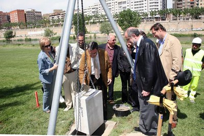 2) Col·locació de la primera pedra.