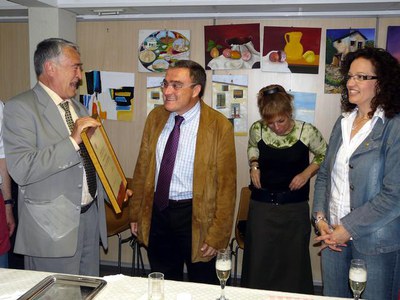 4) El paer en cap ha rebut la distinció de soci d'honor de la Llar Esplai de Sant Anastasi.